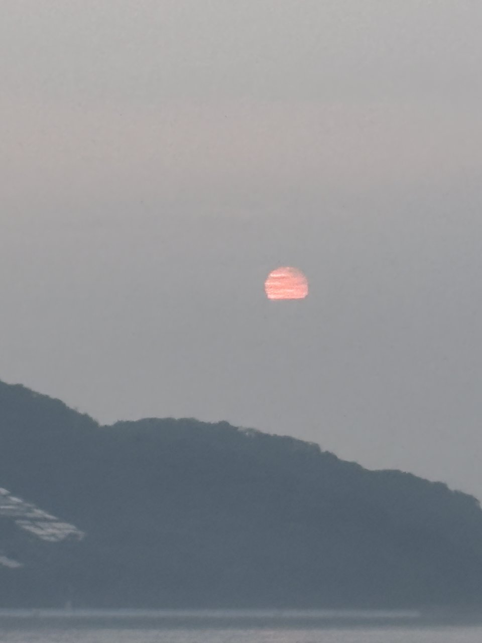 瀬戸内の島影から昇る朝日。小潮の穏やかな朝マズメからスタート
